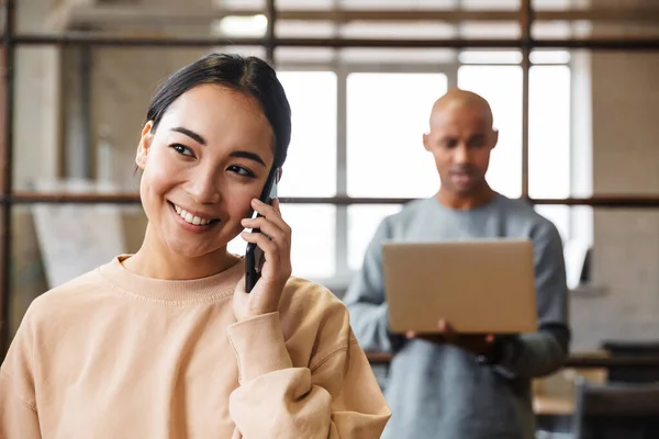 Beeld Van Multi Etnische Jonge Vrouwelijke Mannelijke Collega Die Functie — Stockfoto