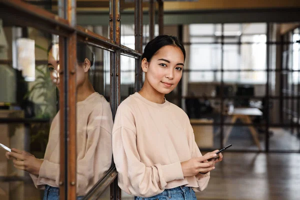 Bild Ung Vacker Asiatisk Kvinna Ler Och Håller Mobiltelefon Medan — Stockfoto