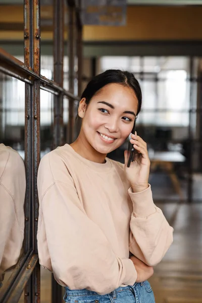 Beeld Van Jonge Mooie Aziatische Vrouw Glimlachen Praten Mobiele Telefoon — Stockfoto