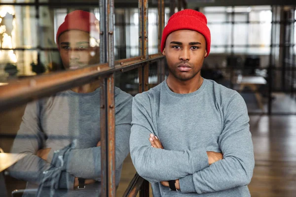 Afbeelding Van Jonge Aantrekkelijke Afrikaans Amerikaanse Man Met Hoed Staande — Stockfoto