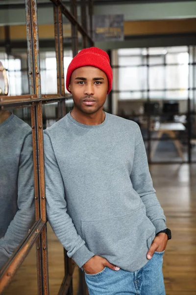 Beeld Van Jonge Aantrekkelijke Afrikaanse Amerikaanse Man Met Hoed Staande — Stockfoto