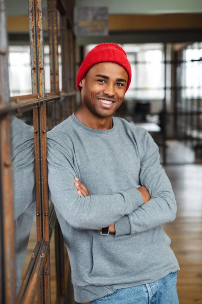 Imagen Joven Atractivo Afroamericano Con Sombrero Pie Con Los Brazos —  Fotos de Stock