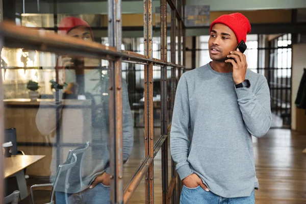 Wizerunek Młodego Atrakcyjnego Afrykańskiego Mężczyzny Kapeluszu Rozmawiającego Przez Telefon Komórkowy — Zdjęcie stockowe