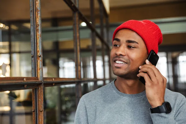 Wizerunek Młodego Atrakcyjnego Afrykańskiego Mężczyzny Kapeluszu Rozmawiającego Przez Telefon Komórkowy — Zdjęcie stockowe