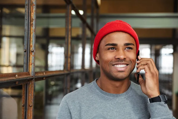 Imagen Joven Atractivo Afroamericano Con Sombrero Hablando Por Celular Mientras — Foto de Stock