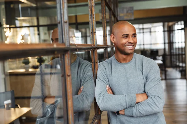 Afbeelding Van Jonge Aantrekkelijke Kale Afrikaan Amerikaanse Man Met Armen — Stockfoto