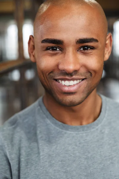 Beeld Van Jonge Aantrekkelijke Kale Afrikaanse Amerikaanse Man Glimlachend Kijkend — Stockfoto