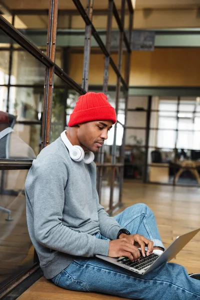 Bild Eines Konzentrierten Afrikanischen Jungen Mannes Der Mit Laptop Und — Stockfoto