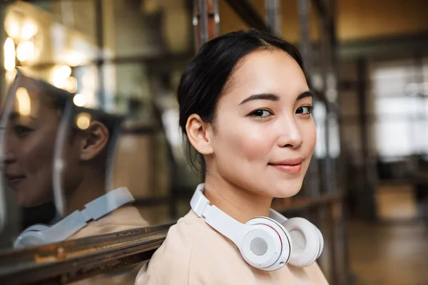 Bild Ung Vacker Asiatisk Kvinna Med Hörlurar Ler När Arbetar — Stockfoto