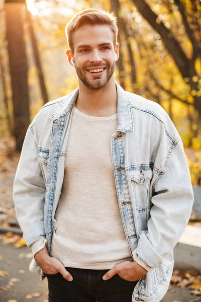 Imagen Hombre Caucásico Joven Guapo Chaqueta Mezclilla Sonriendo Usando Auriculares — Foto de Stock