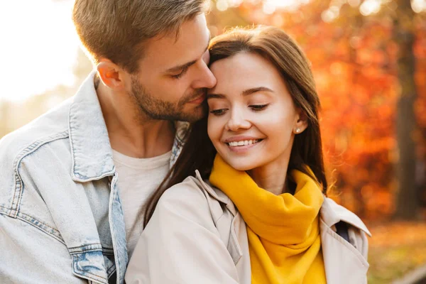 Imagen Atractiva Pareja Caucásica Joven Sonriendo Caminando Juntos Por Parque — Foto de Stock