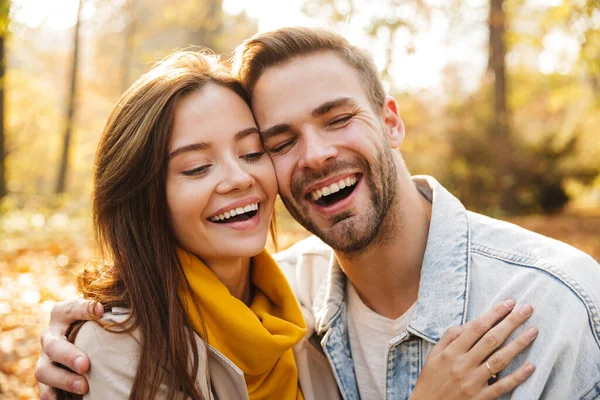 Beeld Van Aantrekkelijke Jonge Kaukasische Paar Glimlachen Wandelen Door Herfst — Stockfoto
