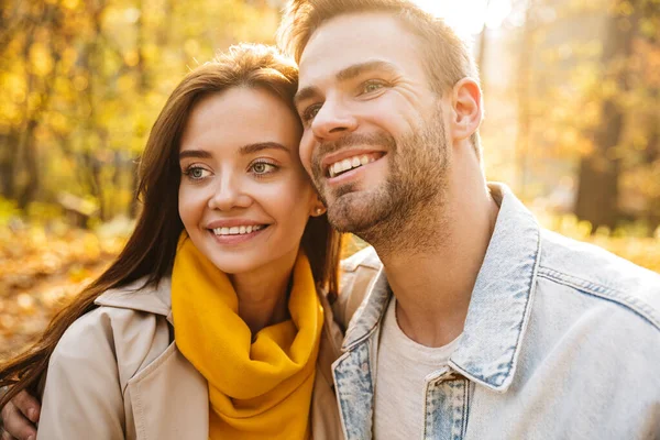 Beeld Van Aantrekkelijke Jonge Kaukasische Paar Glimlachen Wandelen Door Herfst — Stockfoto