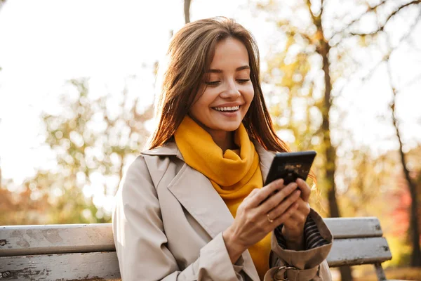 Giovane Donna Sorridente Con Capelli Lunghi Che Indossa Cappotto Autunnale — Foto Stock