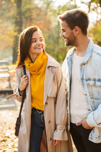 图片显示年轻貌美的高加索夫妇一起在秋天的公园散步 — 图库照片