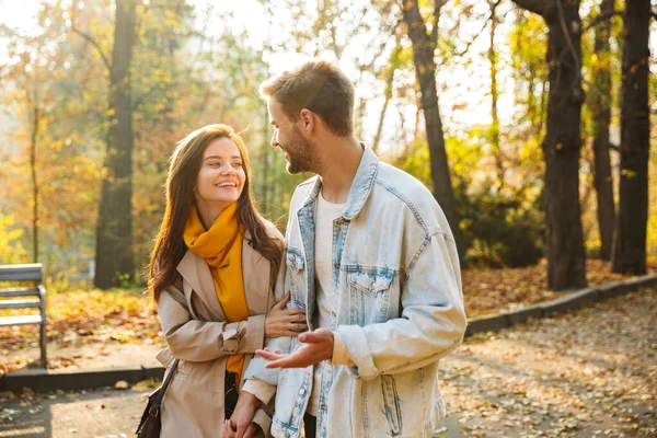 Imagen Atractiva Pareja Caucásica Joven Sonriendo Caminando Juntos Por Parque —  Fotos de Stock