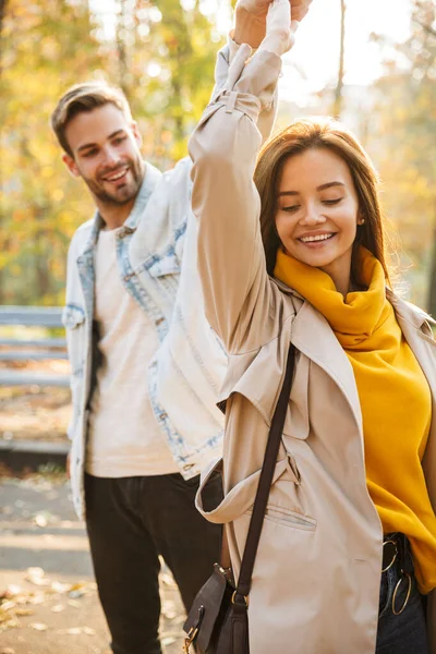 Beeld Van Aantrekkelijke Jonge Kaukasische Paar Glimlachen Wandelen Door Herfst — Stockfoto