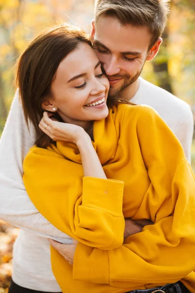Image Attractive Young Caucasian Couple Love Hugging While Walking Autumn — Stock Photo, Image