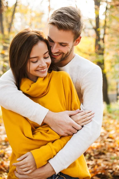 Image Attractive Young Caucasian Couple Love Hugging While Walking Autumn — Stock Photo, Image