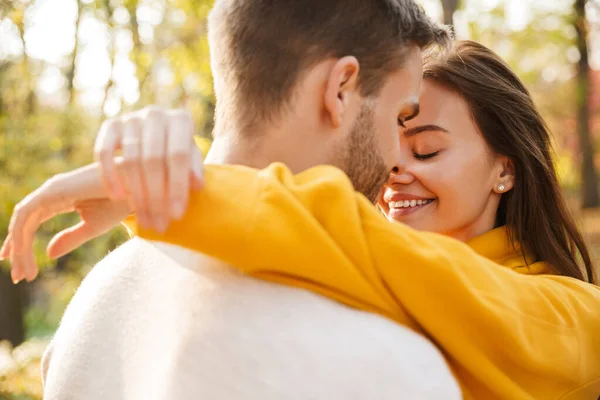 Afbeelding Van Aantrekkelijke Jonge Kaukasische Paar Verliefd Knuffelen Tijdens Het — Stockfoto