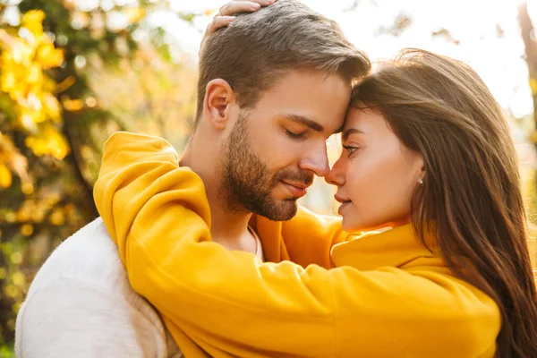 Imagen Atractiva Pareja Caucásica Joven Enamorada Abrazándose Mientras Camina Parque —  Fotos de Stock