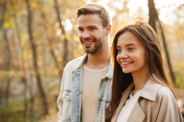 美丽的年轻夫妇在秋天的公园里散步 — 图库照片
