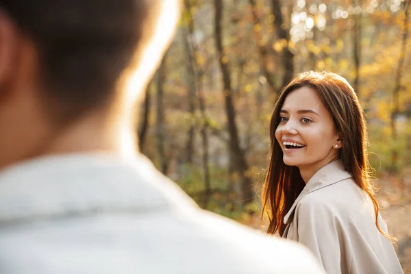 Närbild Ett Vackert Leende Ungt Par Promenader Höstparken — Stockfoto