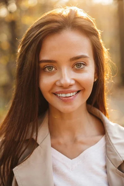 秋の公園を歩いている美しい笑顔の若い女性の終わり — ストック写真
