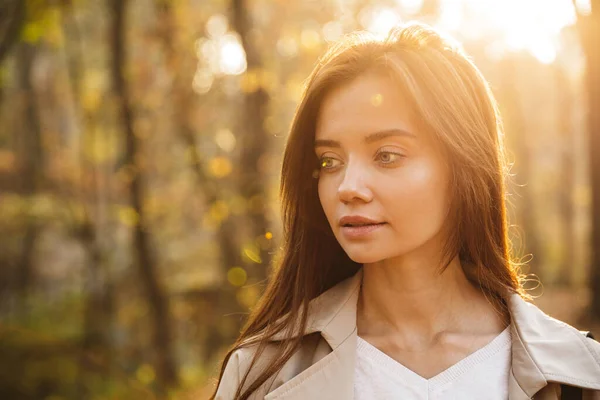 Nahaufnahme Einer Schönen Jungen Frau Die Herbstpark Spaziert — Stockfoto