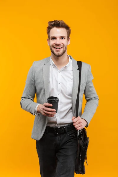 Schöner Lächelnder Junger Geschäftsmann Mit Jacke Die Isoliert Vor Gelbem — Stockfoto