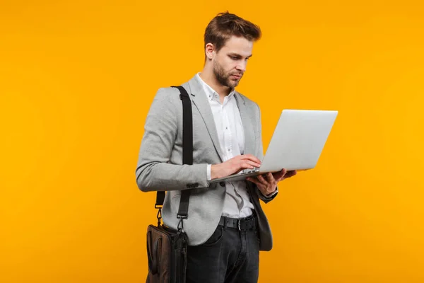 Guapo Joven Empresario Con Chaqueta Pie Aislado Sobre Fondo Amarillo — Foto de Stock