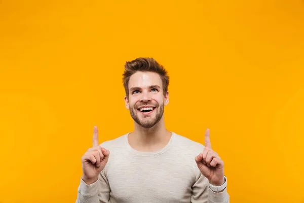 Atractivo Joven Feliz Usando Pulidor Pie Aislado Sobre Fondo Amarillo — Foto de Stock