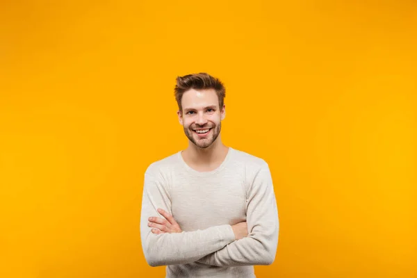 Atractivo Joven Feliz Con Pulidor Pie Aislado Sobre Fondo Amarillo —  Fotos de Stock