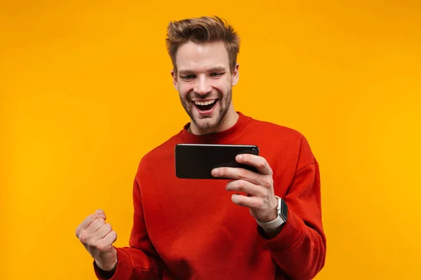 Atractivo Joven Feliz Usando Pulidor Pie Aislado Sobre Fondo Amarillo — Foto de Stock