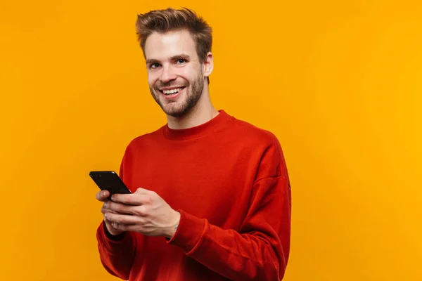 Atractivo Joven Feliz Usando Pulidor Pie Aislado Sobre Fondo Amarillo — Foto de Stock