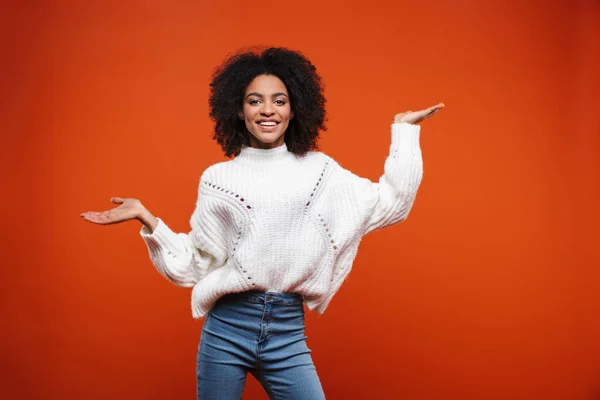 Emocionado Muito Jovem Mulher Africana Isolado Sobre Fundo Vermelho Apresentando — Fotografia de Stock