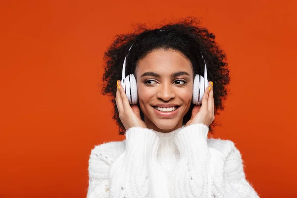 Vidám Fiatal Afrikai Hallgat Zenét Vezeték Nélküli Fejhallgató Elszigetelt Piros — Stock Fotó