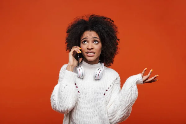 Привлекательная Смущенная Молодая Африканская Женщина Свитере Разговаривает Мобильному Телефону Красном — стоковое фото