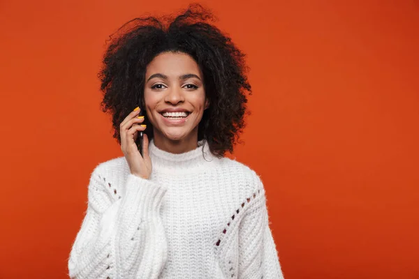 Jovem Mulher Africana Atraente Vestindo Suéter Falando Telefone Celular Isolado — Fotografia de Stock