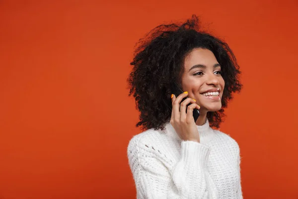 Привлекательная Молодая Африканская Женщина Свитере Разговаривает Мобильному Телефону Изолированы Красном — стоковое фото