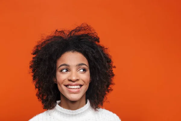 Schöne Fröhliche Junge Afrikanerin Pullover Steht Vor Rotem Hintergrund Und — Stockfoto