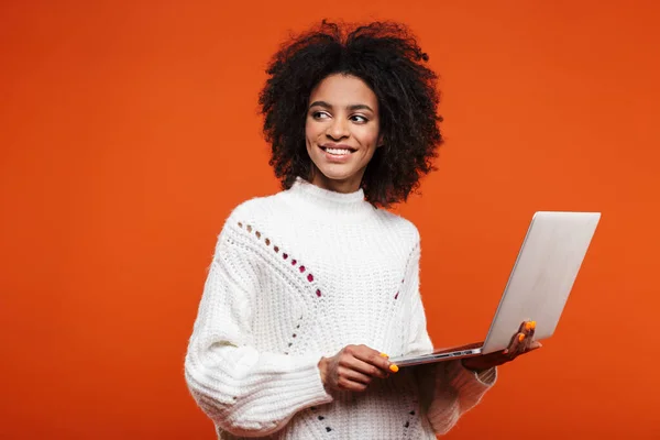 Atractiva Sonriente Joven Africana Pie Aislada Sobre Fondo Rojo Utilizando —  Fotos de Stock