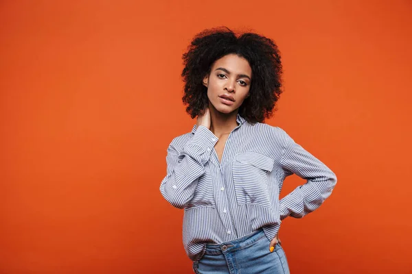 Glimlachende Jonge Aantrekkelijke Afrikaanse Vrouw Dragen Casual Kleding Geïsoleerd Rode — Stockfoto