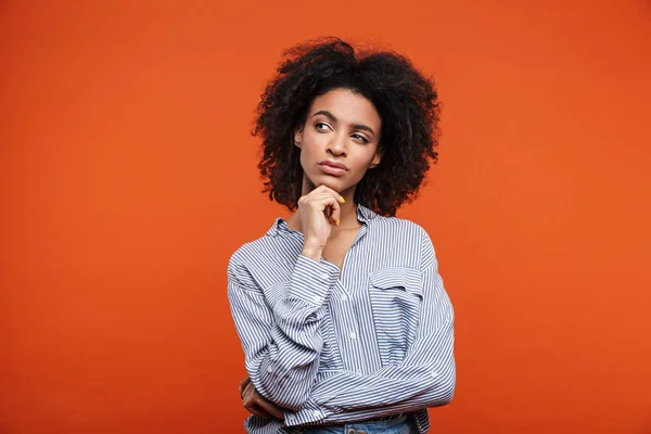 Pensiv Ung Afrikansk Kvinna Bär Casual Kläder Stående Isolerad Över — Stockfoto