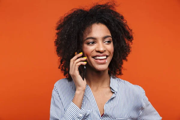 Sorrindo Jovem Mulher Africana Atraente Falando Telefone Celular Isolado Sobre — Fotografia de Stock