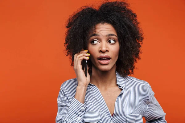 Bild Einer Schönen Jungen Konzentrierten Afrikanerin Die Isoliert Über Orangefarbenen — Stockfoto