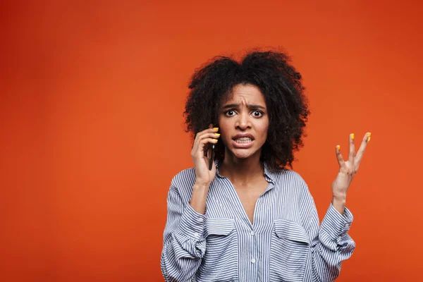 Wütende Junge Afrikanerin Telefoniert Isoliert Auf Rotem Hintergrund — Stockfoto