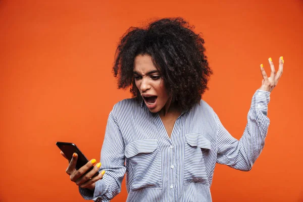 Злий Молодий Африканка Розмовляє Мобільному Телефоні Ізольовано Червоному Тлі Кричить — стокове фото
