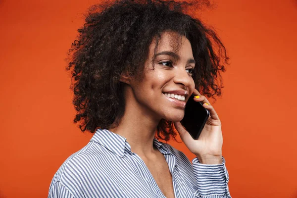 Улыбающаяся Молодая Привлекательная Африканская Женщина Разговаривающая Мобильному Телефону Красном Фоне — стоковое фото