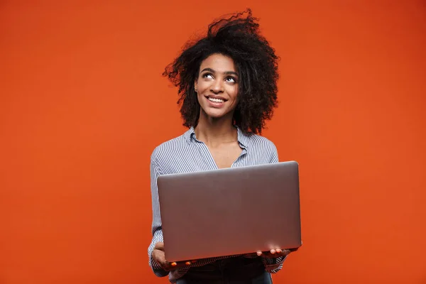 Atractiva Mujer Africana Joven Con Ropa Casual Pie Aislado Sobre —  Fotos de Stock